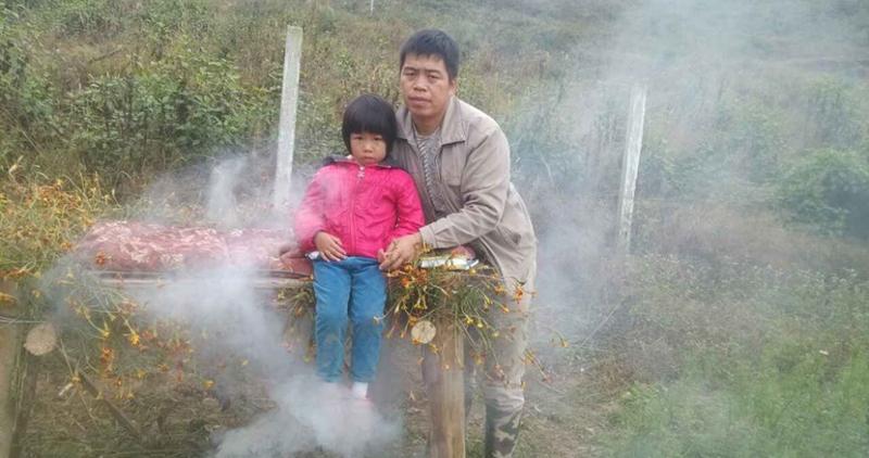  والد صيني يدخن ابنته بحرق  العقاقير للعلاج من مرض الدم