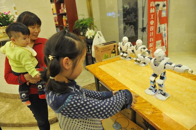 مطعم صيني يطلق "الروبوت النادل"