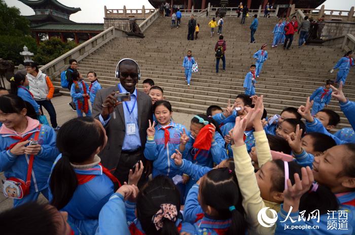 صور ظريفة للمراسلين الأجانب المشاركين في الرحلة الاستكشافية لمقاطعة جيانغسي