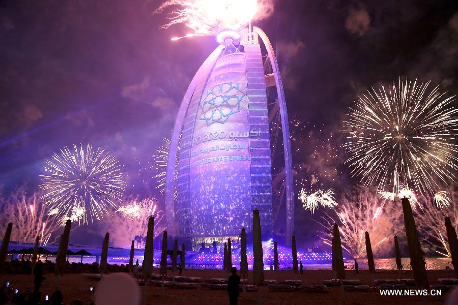 إقامة حفل الألعاب النارية للاحتفال بالذكرى ال15 لتأسيس برج العرب