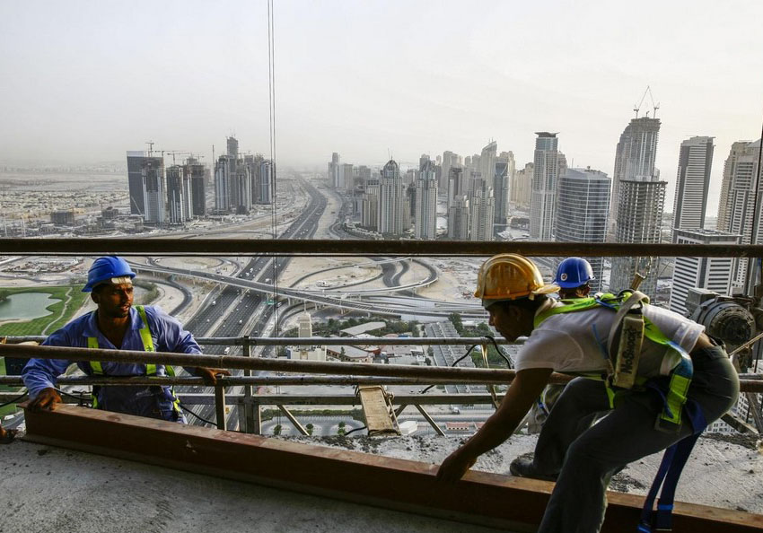 صور تكشف عن حياة العمال المهاجرين في دبي