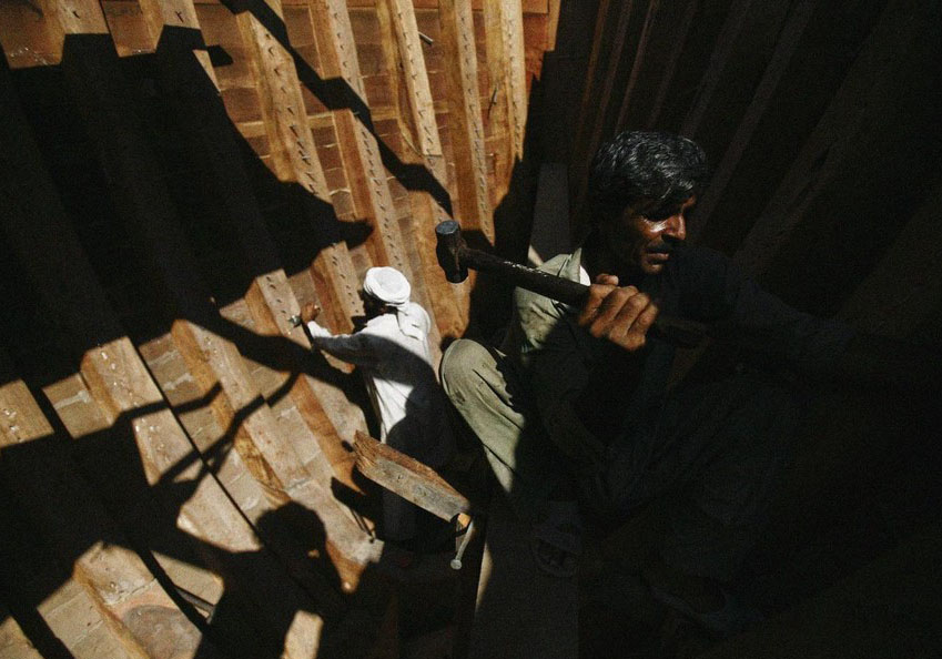 صور تكشف عن حياة العمال المهاجرين في دبي