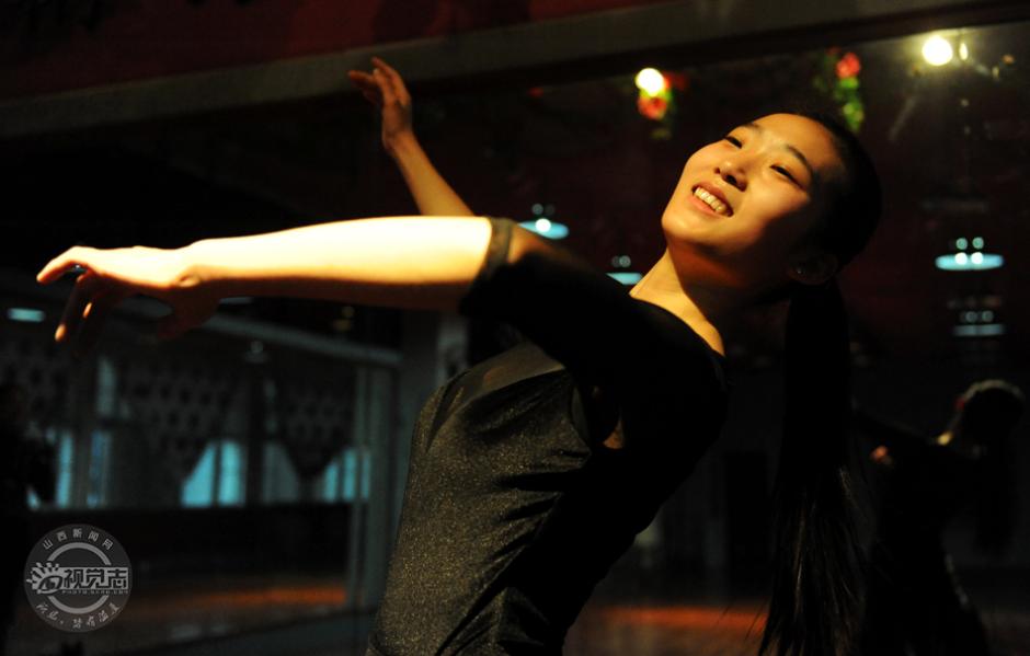 قصة بالصور: فتاة صينية تستعد لامتحان الرقص