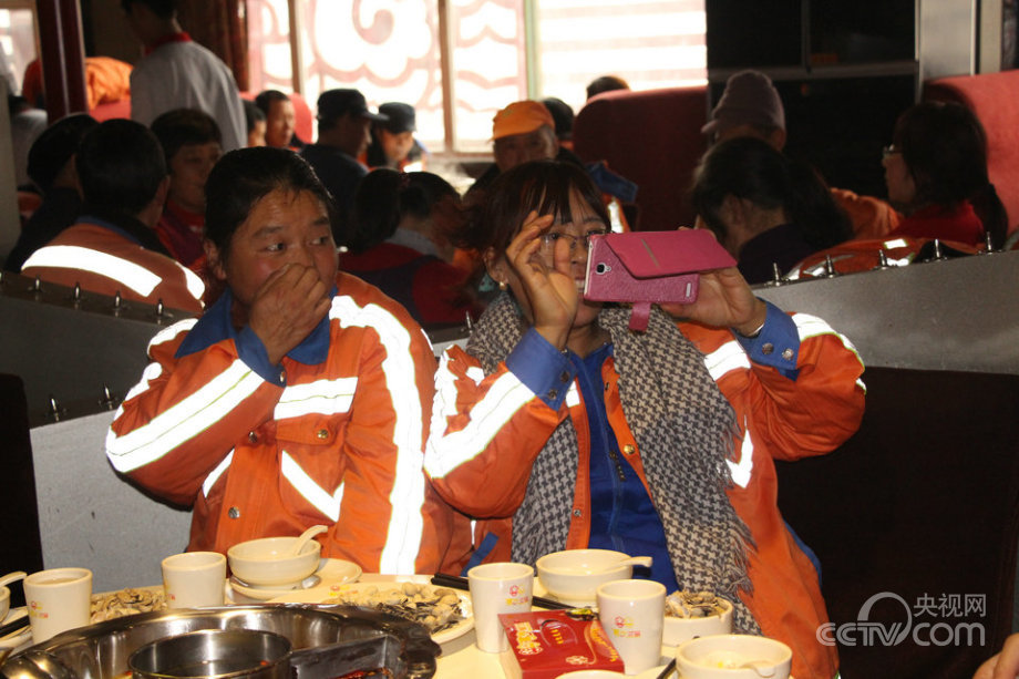 دعوة المطاعم بشينجيانغ عمال التنظيف إلى تناول الأطعمة شكرا لأعمالهم