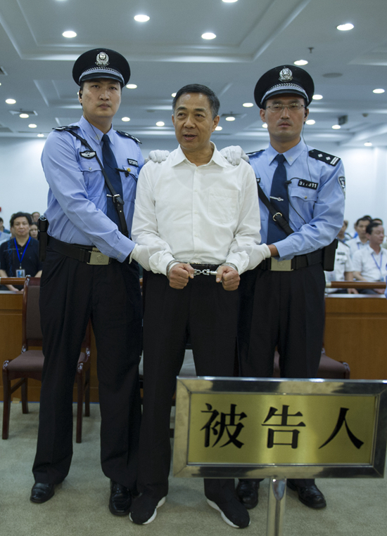 الحكم على بو شي لاي بالمؤبد: الجائزة الثانية للصور الإخبارية. صورة بو شي لاي يلبس الأغلال بعد إعلان الحكم (22 سبتمبر عام 2013).