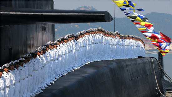 الصورة الثانية: 3 سبتمبر 2013، الجنود والضابط يقفون فوق الغواصة الحاملة لصواريخ بالستية.