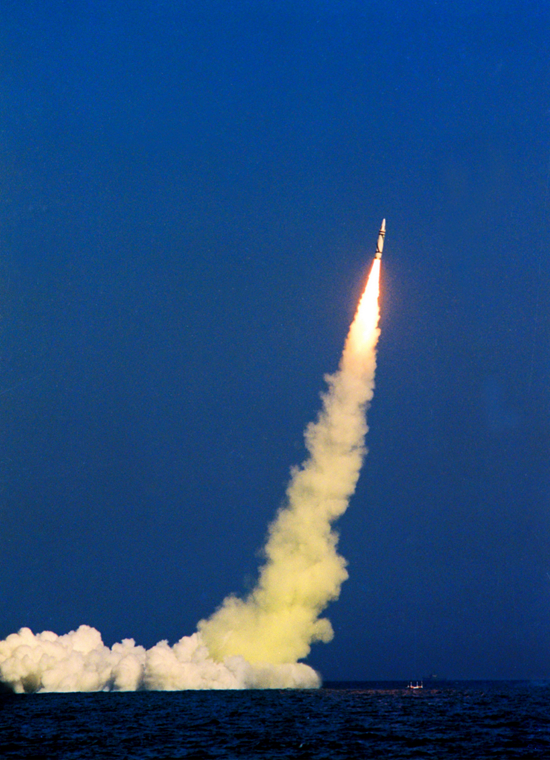 الصورة السادسة، تعود 27 سبتمبر 1987، وتظهر الغواصة الصينية الحاملة لصواريخ بالسيتية تطلق صاروخا من تحت الماء بنجاح.