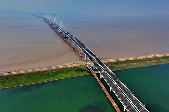 الصورة الرابعة، 17 يونيو 2013، نهاية أشغال أطول وأعرض جسر معلق بالكوابل في العالم، جسر جياشاو.