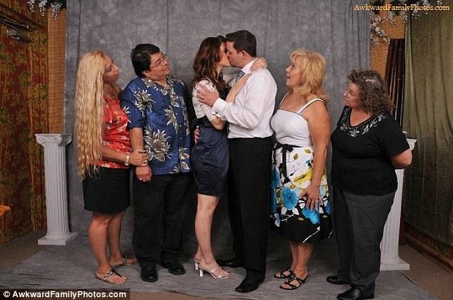 صور القبلة المحرجة في حفلات زفاف 