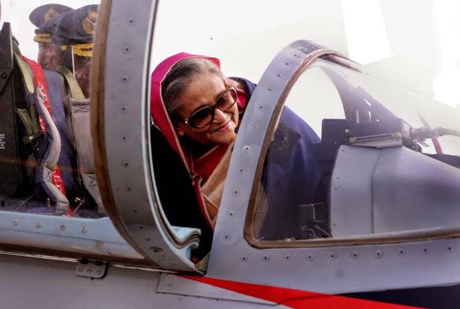 تقوم رئيسة وزراء بنغلاديش شيخة حسينة (Sheikh Hasina) بصعود الطائرة، في تجربة تفقدية.