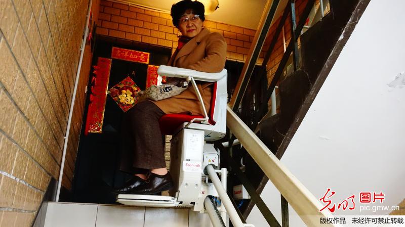 الصين تطلق أول مصعد كرسي كهربائي للمسنين