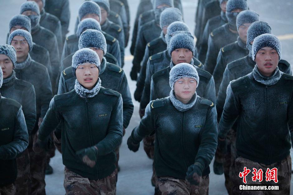 حراس الحدود في شمال شرق الصين يجرون التدريب في درجة 30 تحت الصفر 