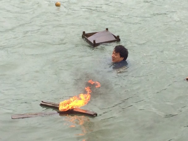 جاكي شان يغطس بنفسه لإنقاذ مصور سقط في البحر أثناء تصوير فيلمه الجديد