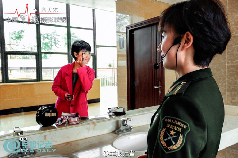 طلاب صينيون يعرضون صوراً إبداعية قبل وبعد التحاقهم بالمعاهد العسكرية