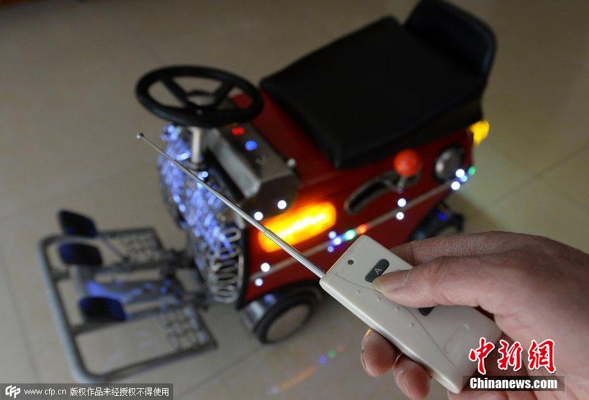 عجوز صيني يخترع سيارة مصغرة تصل سرعتها القصوى إلى 20 كم/ساعة