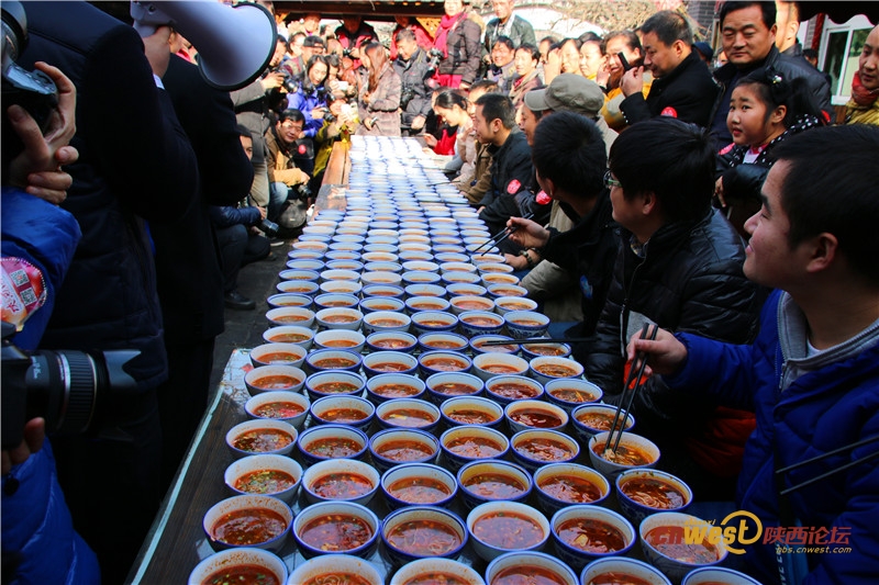 مسابقة اكل معكرونة ساوتز في محافظة تشي شان ، مشاركة مائة شخص