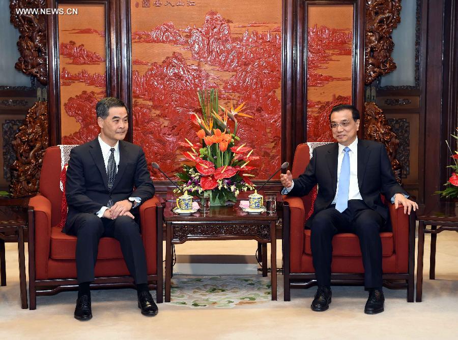 رئيس مجلس الدولة الصيني يلتقي بالرئيس التنفيذي لهونغ كونغ