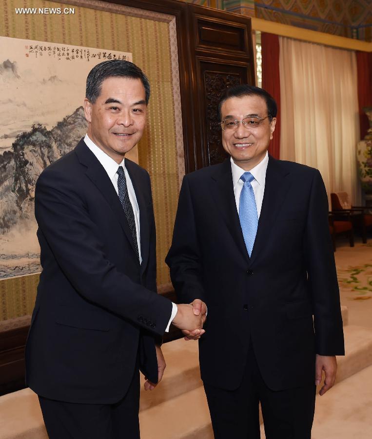 رئيس مجلس الدولة الصيني يلتقي بالرئيس التنفيذي لهونغ كونغ