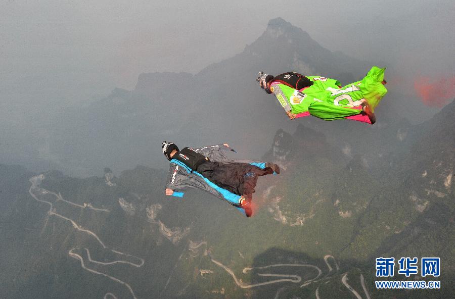 النرويجي إسبن وصديقه الكولومبي جوناثان فلوريس ينفذان قفزة إبداعية من فوق إحدى قمم جبال تيان شان بمقاطعة هونان وسط الصين 19 أكتوبر 2014