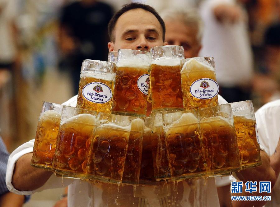 الألماني أوليفر سترومبفيل يحمل 27 كأس بيرة سعة لتر مليئة دفعة واحدة ويسير 40 مترا حاملا هذه الكؤوس في بلدة "أبينسبرج" بألمانيا في 7 سبتمبر 2014، وسجل رقما قياسياً جديداً بموسوعة غينيس للأرقام القياسية .