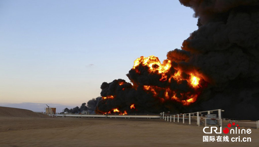 اشتعال خمسة خزانات نفطية بمرفأ السدرة جراء قصف مليشيات "فجر ليبيا"