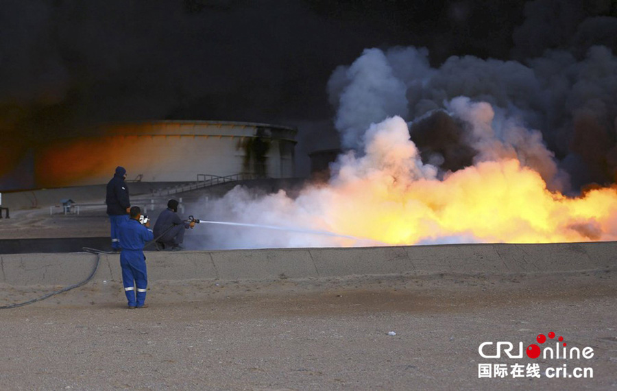 اشتعال خمسة خزانات نفطية بمرفأ السدرة جراء قصف مليشيات "فجر ليبيا"