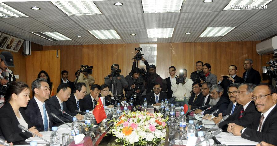 وزير الخارجية الصيني يعقد محادثات مع نظيره البنجلاديشي بشأن التعاون