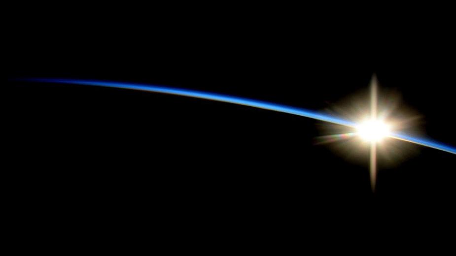 شروق الشمس الذي صوره رائد الفضاء الأمريكي ويرسما في محطة الفضاء الدولية.