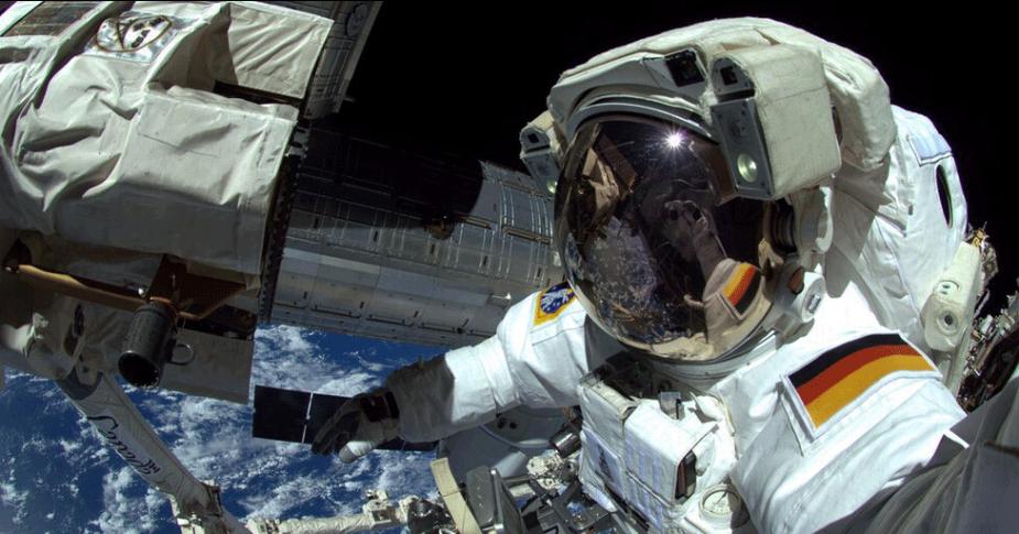 صورة سيلفي فضائية لرائد الفضاء الألماني ألكسندر جيست