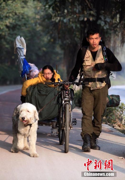 شاب صيني يستخدم عربة مجرورة بالكلاب ليطوف بصديقته المريضة في أنحاء الصين