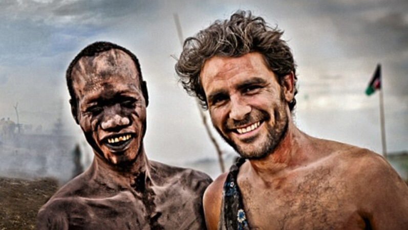أول شخص في العالم يكمل رحلته مع مجرى نهر النيل على قدميه