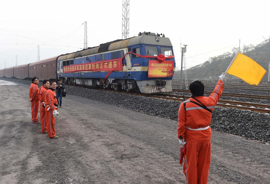 قطار يغادر مدينة تشونغتشينغ متجهاً إلى مدينة لانتشو، حاملاً 248 سيارة من نوع تشانغآن.