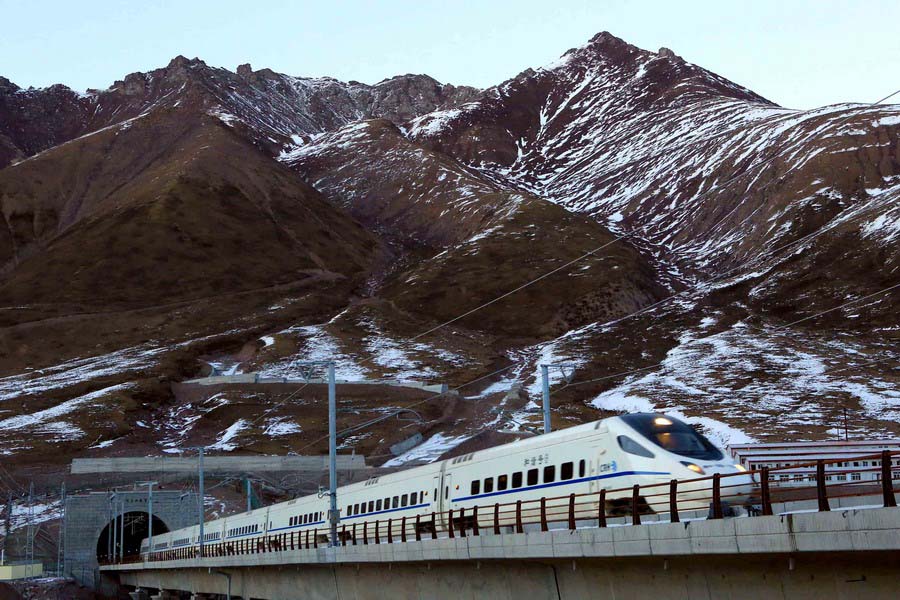 قطار فائق السرعة في رحلته التجريبية على الخط الرابط بين لانتشو وشينجيانغ في 4 ديسمبر 2014