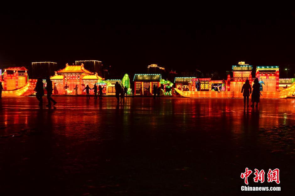 مصابيح ملونة ضخمة تستقبل السنة الجديدة في بكين