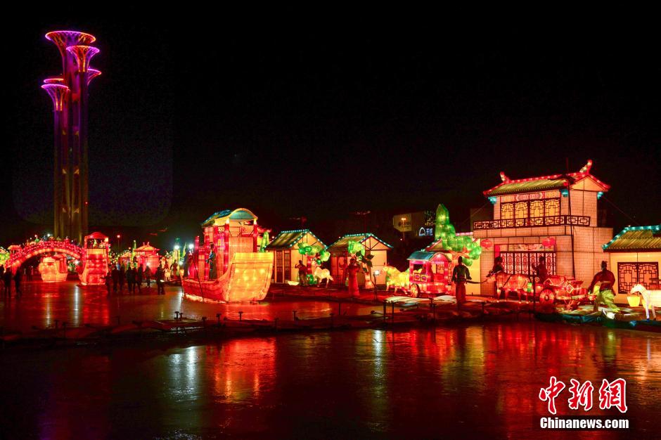 مصابيح ملونة ضخمة تستقبل السنة الجديدة في بكين