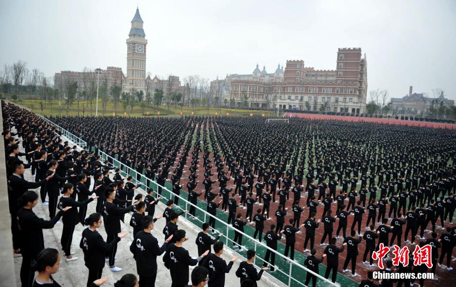 عشرة آلاف طالب من تشنغدو يسجلون رقما قياسيا عالميا من خلال عرض ملاكمة "يونغ تشون"
