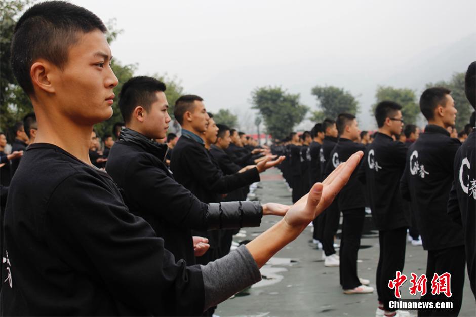 عشرة آلاف طالب من تشنغدو يسجلون رقما قياسيا عالميا من خلال عرض ملاكمة "يونغ تشون"
