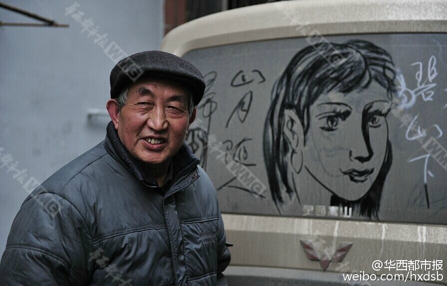 رسم عجوز صيني الحسناوات بالغبار المتراكم على نافذة السيارة
