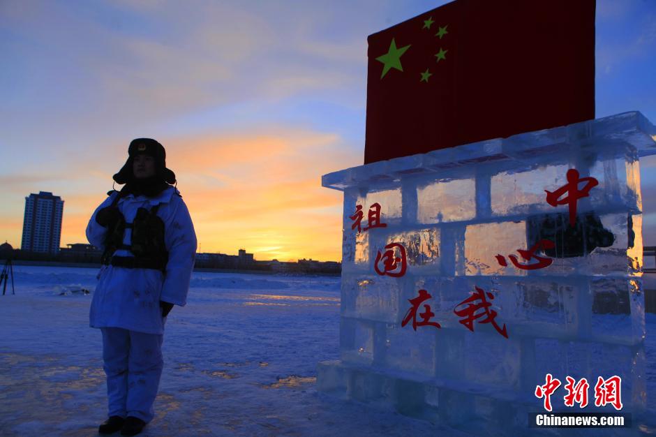 حراس صينيون يرتدون أحذية تعمل بالشحن لتدفئة أقدامهم في المناطق الجليدية