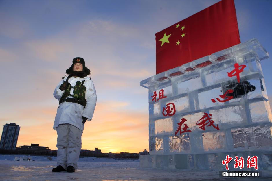 حراس صينيون يرتدون أحذية تعمل بالشحن لتدفئة أقدامهم في المناطق الجليدية