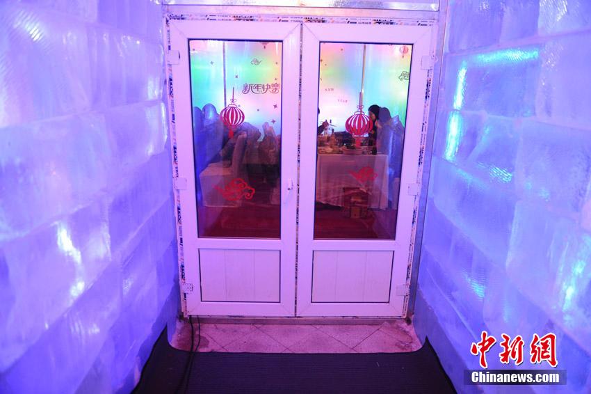 الأكل فى مطعم جليدي والنوم على سرير جليدي بشمال شرق الصين