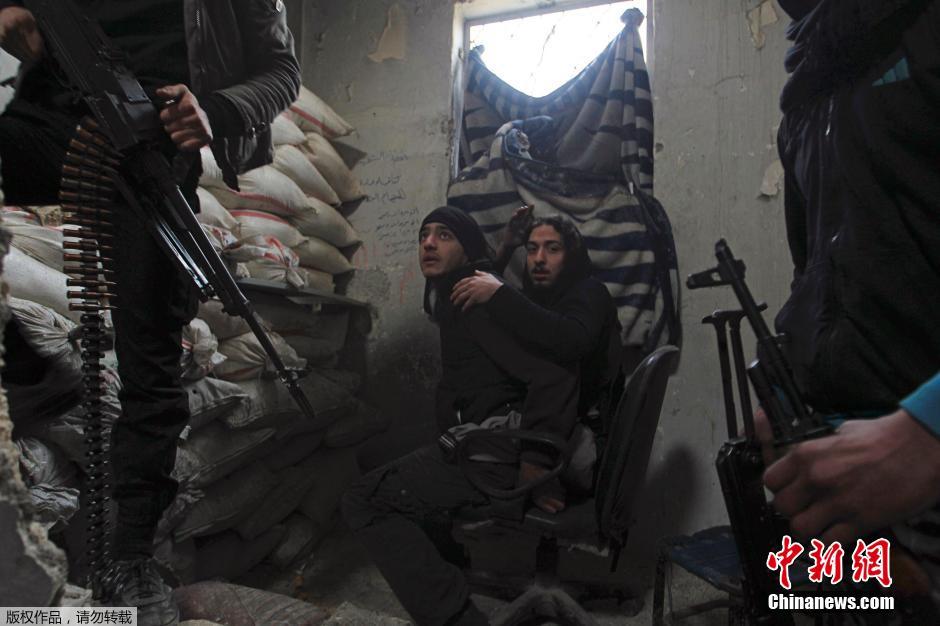 قصة بالصور:  جندي سوري حر فقد ساقيه
