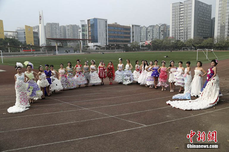 تصميم فساتين زفاف فريدة من الأوراق المهملة فى الصين