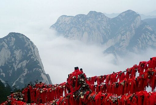 جبل هوا شان: واحد من ضمن الجبال الخمسه المقدسه فى الصين ويعتبر ثروه سياحية وشاهد على قصص حب ومفتاح للقلوب، وحب دائم ، والترافق إلى الأبد.