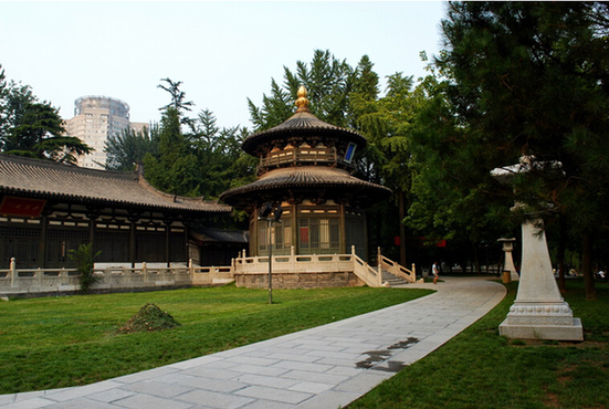 حديقة اطلال قصر تشينغ شينغ: هو اقدم حديقة في الصين،وهو مكان الاقامة الدائمة للامبراطور ويانغ. تتميز باكشاك للبخور،وتتزين البحيرة بالقوارب المتعددة، طريق من الحصى،واصوات الطيور التي تغني على الاشجار يعطي جوا رومانسيا للازواج.