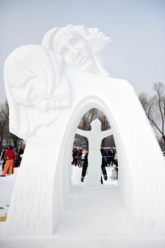 اختتام مسابقة فن النحت على الثلوج في شمال شرق الصين 