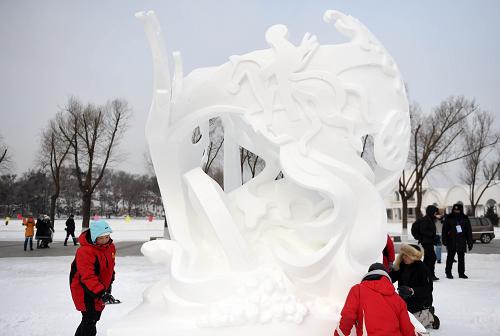 اختتام مسابقة فن النحت على الثلوج في شمال شرق الصين 