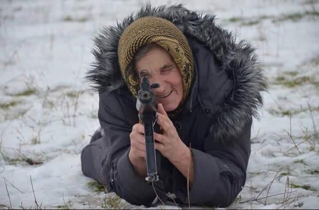 مسنة أوكرانية تشارك في تدريبات عسكرية وتحظي بمتابعة قياسية على الإنترنت
