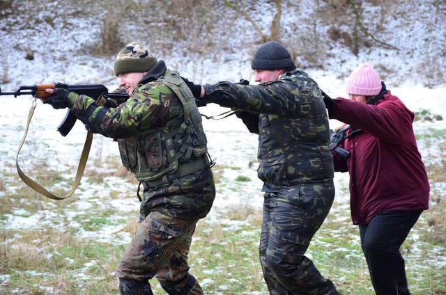 مسنة أوكرانية تشارك في تدريبات عسكرية وتحظي بمتابعة قياسية على الإنترنت