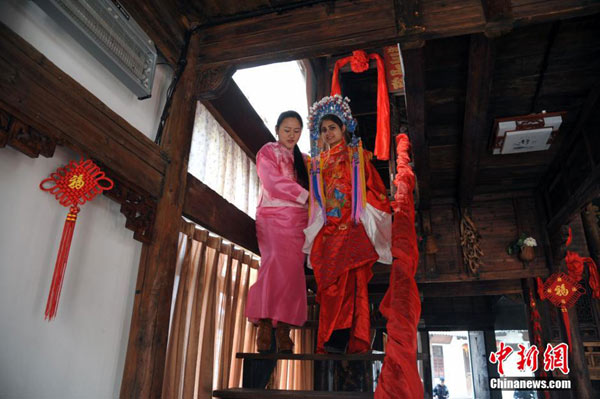 الطلاب الأجانب من 26 دولة يجربون حفل زفاف صيني تقليدي